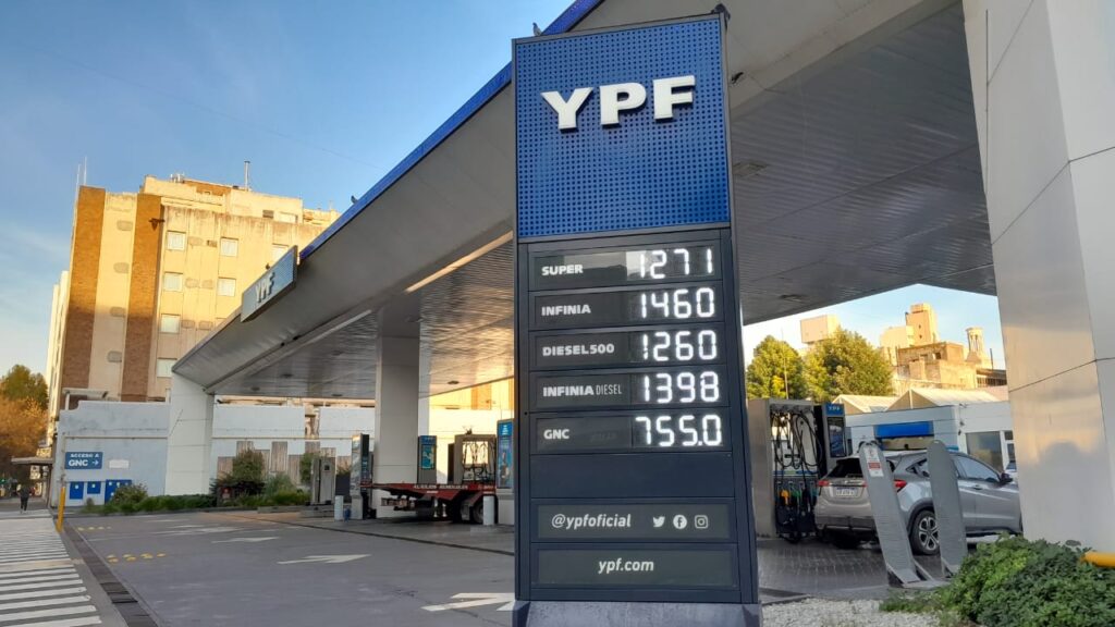 Sorpresivo ajuste de la nafta y el gasoil tras una medida del Gobierno